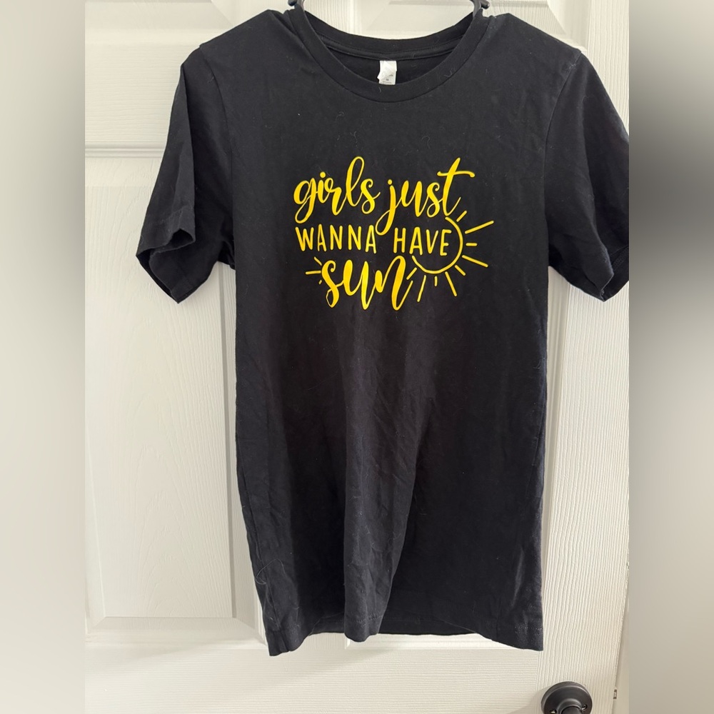 Ladies shirt (Need gone Donating Tomorrow)